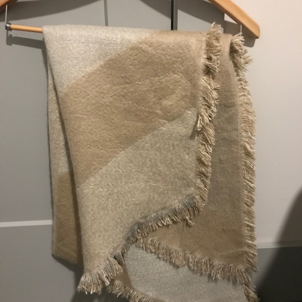 ecoté beige fringed blanket scarf